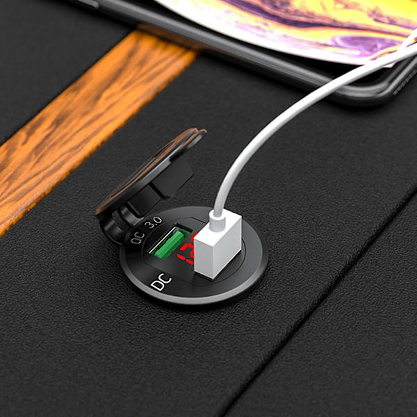 Rød dobbelt usb port biloplader splitter hurtig opladning til Qc 3.0 med led voltmeter 12v