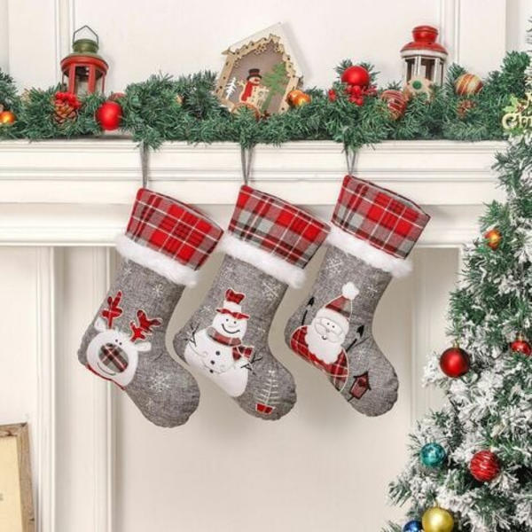 Par grå konstsäcksäck julstrumpor, 20 tums röd buffelpläd broderad söt snögubbe Santa Ren Large Chri