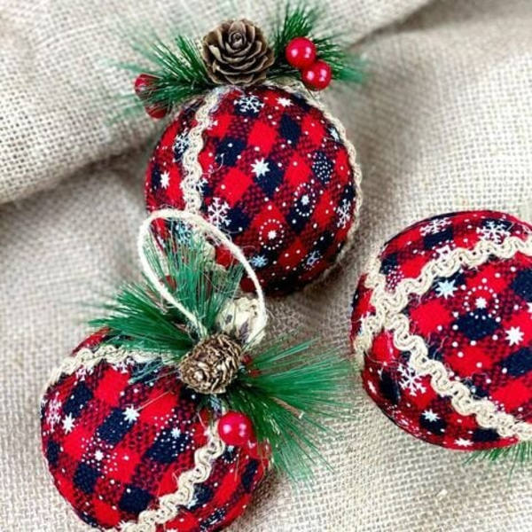 9 st plädade julbollsprydnader - 3 tums svarta och röda buffelplädade tygprydnader med kottar och grönt