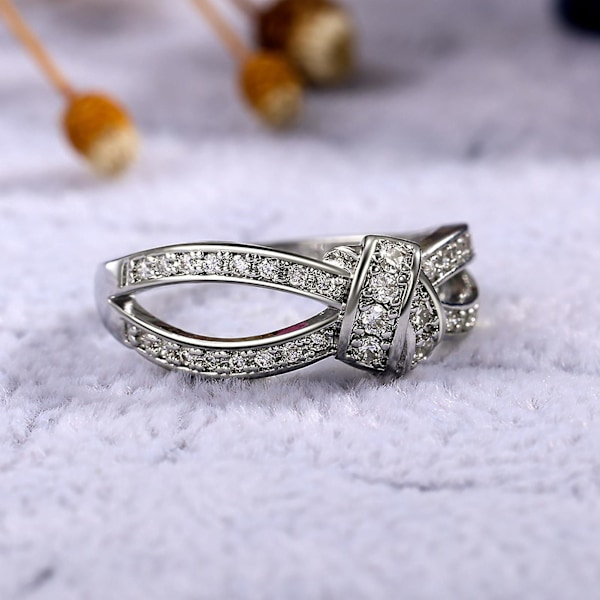 Damring Tvinnad pilbåge Form Rhinestone Inlagd Legering Ihålig Finger Ring För Jubileum US 8