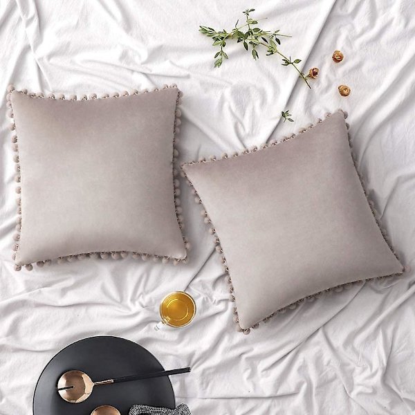 Pakkaus 2 Velvet Throw Tyynynpäällistä Pompom koristetyynynpäälliset Kiinteät pehmeät tyynynpäälliset Poms Squarella sohvalle sohvalle makuuhuoneen auto 18x18 tuumaa Da 18 x18 Grey With Pink Hue