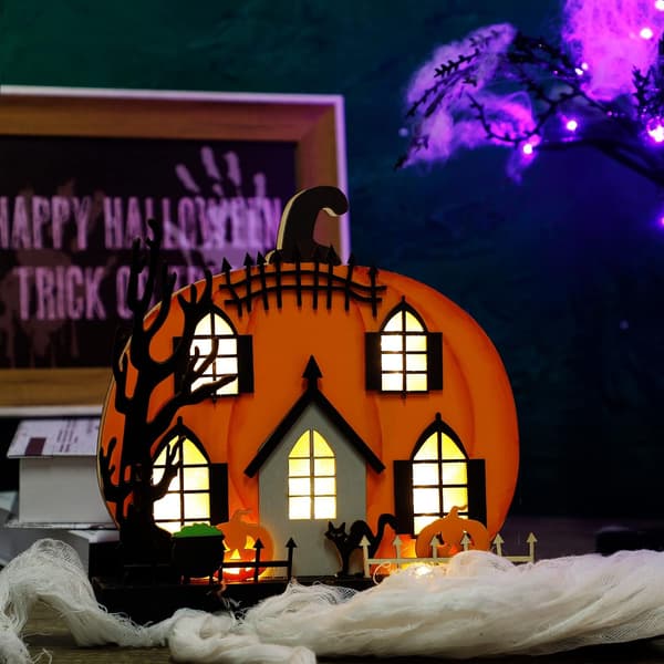 Halloween-puukoristeet valolla
