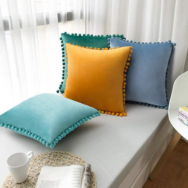 Pakkaus 2 Velvet Throw Tyynynpäällistä Pompom koristetyynynpäälliset Kiinteät pehmeät tyynynpäälliset Poms Squarella sohvalle sohvalle makuuhuoneen auto 18x18 tuumaa Da 20 x20 Teal Green