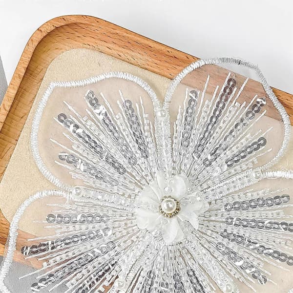 Polyester Blomsterbroderi Reparer Klær Reparer Polyestertekstur Egnet for Klær og Håndverksprosjekter Hvit