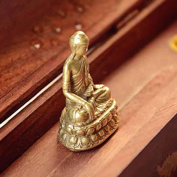Bærbar Buddha-figur Fin utførelse Messing Sakyamuni-form Realistisk Buddha-skulptur for hjemmet