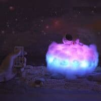 LED-astronautlampe med fargerike skyer, stemningsbelysning