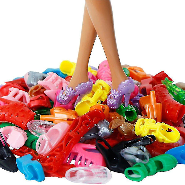 32 tuotetta/ set nukketarvikkeita Barbie-nukelle
