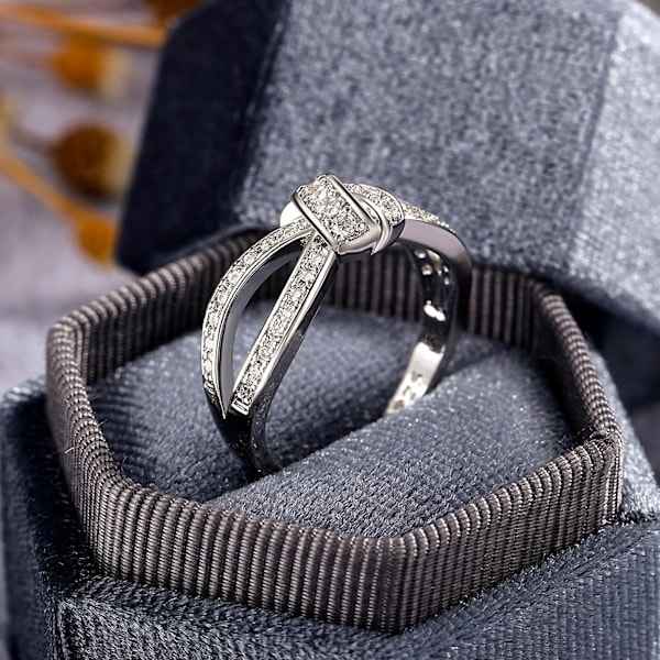 Damring Tvinnad pilbåge Form Rhinestone Inlagd Legering Ihålig Finger Ring För Jubileum US 9