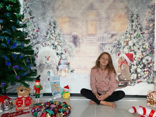 pc. Vinterjulbakgrund - Julgran, Snögubbe, Snöflingor