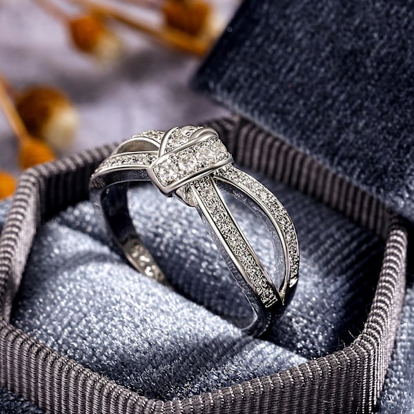 Damring Tvinnad pilbåge Form Rhinestone Inlagd Legering Ihålig Finger Ring För Jubileum US 9