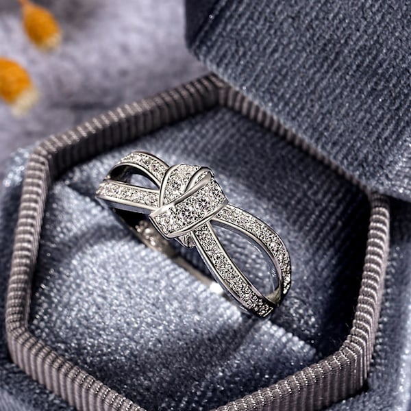 Damring Tvinnad pilbåge Form Rhinestone Inlagd Legering Ihålig Finger Ring För Jubileum US 7