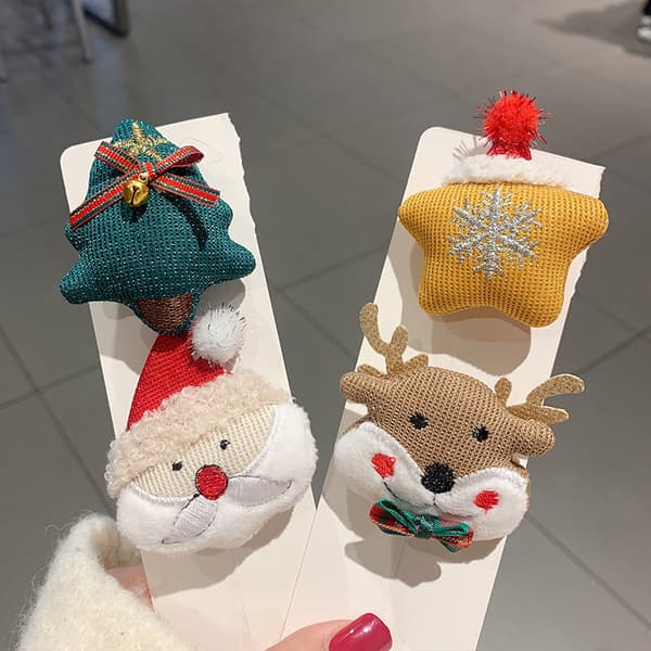 søte julebrosjer, elg juletre og nissepynt