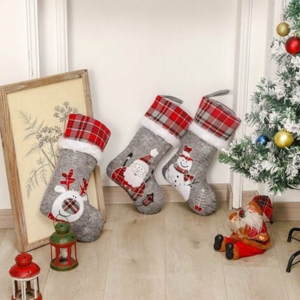 Par grå konstsäcksäck julstrumpor, 20 tums röd buffelpläd broderad söt snögubbe Santa Ren Large Chri