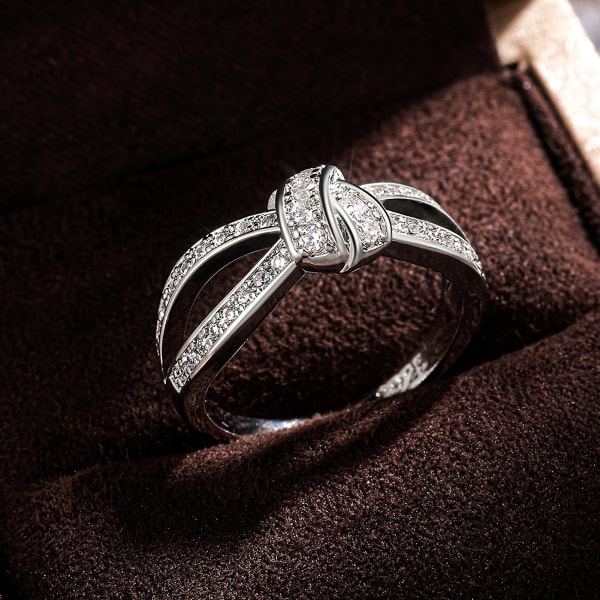 Damring Tvinnad pilbåge Form Rhinestone Inlagd Legering Ihålig Finger Ring För Jubileum US 10