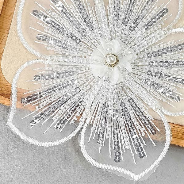 Polyester Blomsterbroderi Reparer Klær Reparer Polyestertekstur Egnet for Klær og Håndverksprosjekter Hvit