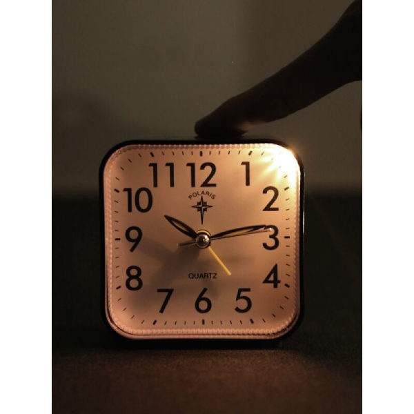 Liten 8 cm svart analog väckarklocka Batteridriven, Tyst, Light On Demand & Snooze, Beep, Soft Wake Up, Alarm Clock