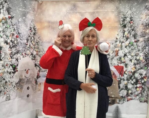 pc. Vinterjulbakgrund - Julgran, Snögubbe, Snöflingor