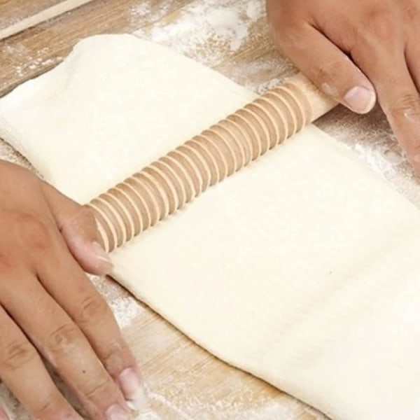 Klassisk trekjevle Tradisjonelt håndverk laget trekjevle for å lage pizzatrådformet kakebolle