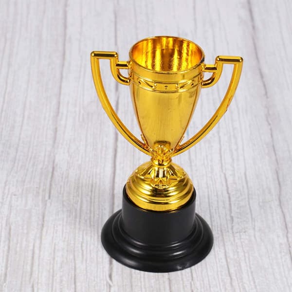 24 st Mini Guld Pris Trofé Mini Guld Troféer Små Pris Trofé Koppar för Barn Troféer Bulk Priser Mini Troféer för Barn Skolbelöningar