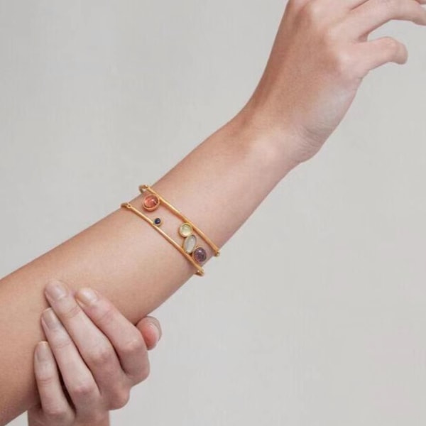 Farvet ædelsten bredt hult armbånd kunstnerisk retro etnisk stil high-end tilbehørsarmbånd til kvinder