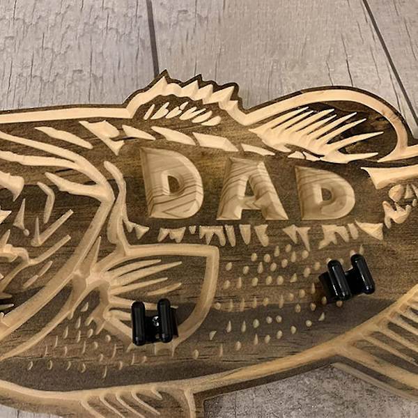 Väggmonterad Fiske-Stångshållare i Trä med Stormunnad Abborre, Röd Fisk, Perfekt för Garage, Dörr, Väggmontering, Perfekt Present till Pappa