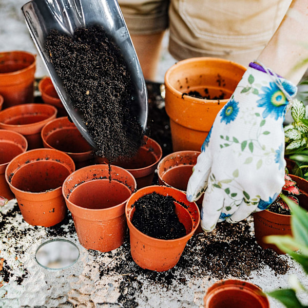 Hagespade i rustfritt stål med ergonomisk grep og sklisikkert mykt gummihåndtak for omplanting, luking, graving og planting