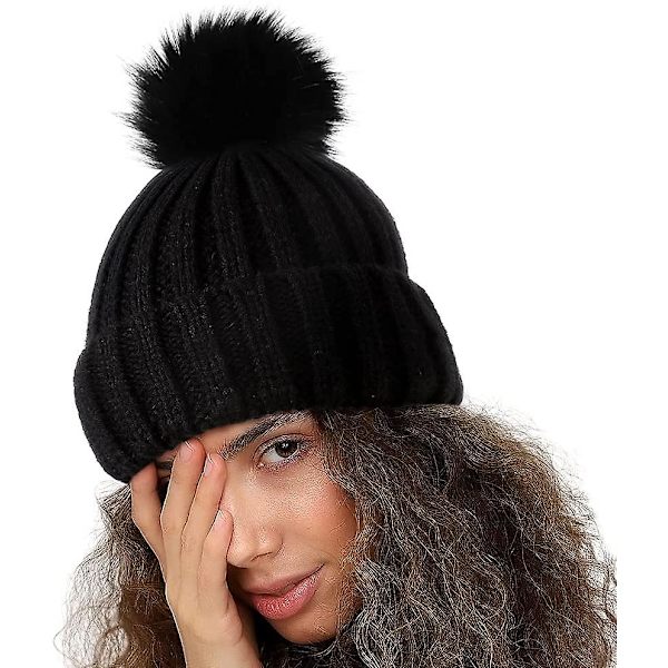 Vintermössa för kvinnor med satinfoder, pompom och stickad beanie med avtagbar pompom i konstpäls
