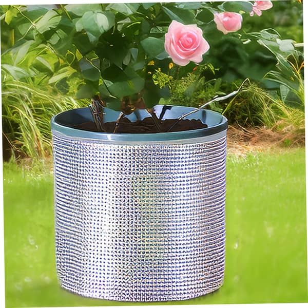 Set med 5 isolerande växtskydd i aluminium, perfekta för vintern.