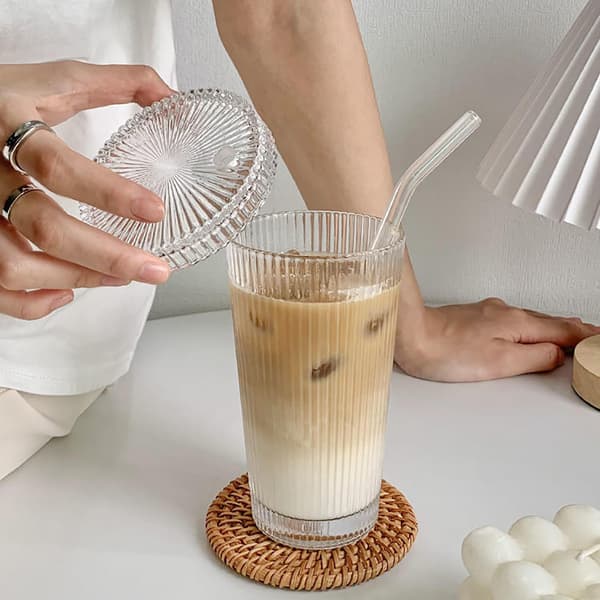 Glasmugg randig glaskopp kaffekopp med lock och sugrör
