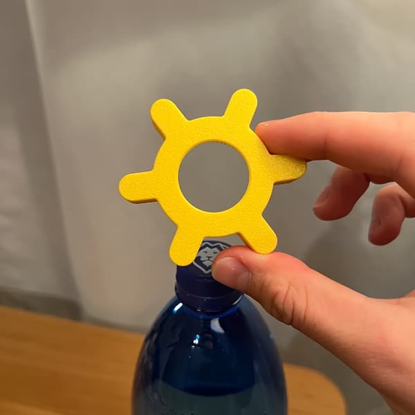 Manuel plastflaskeåbner med skruelågsdesign for et let greb.