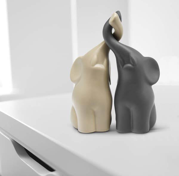 Kärleksfullt elefantpar i beige & grå dekorationsfigur 16 cm hög