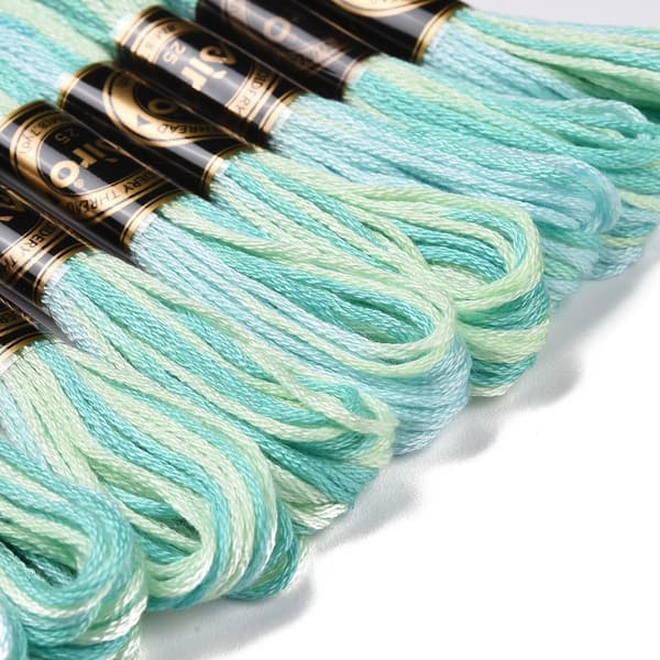 Pakke med 10 spoler 6-trådet blågrøn polyester broderitråd, 0,5 mm tyk og med en samlet længde på 8 meter.