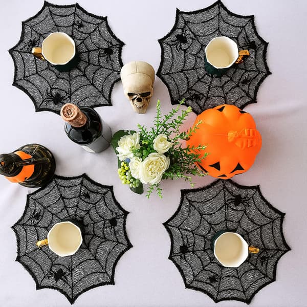 Sett med 4 Halloween-bordbrikker med edderkoppdesign, som måler 30 x 29 cm.