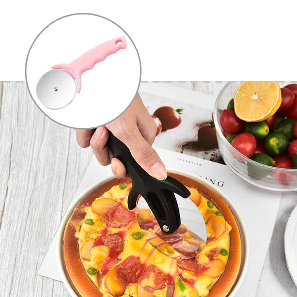 Pizzaskärare, 2 stycken i rosa rostfritt stål, extremt vasst pizzablad.