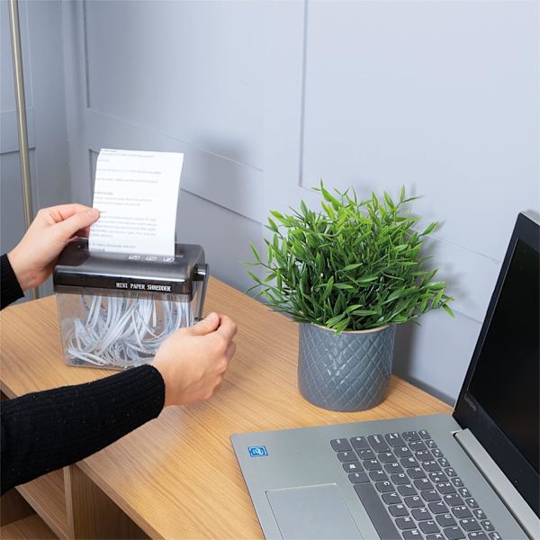 Mini Manuell Shredder - Perfekt for Sikker Makulering av Dokumenter, Papir og Konvolutter. Kan Brukes på Kontoret, i Butikker, Hjemmet og Skolen. Transparent