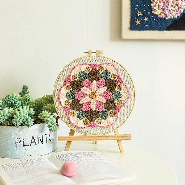 DIY-matonkoukkusarja, DIY-kirjonnan aloitussarja maisemakukkakuviolla, salpakuviokoukkusarja, neulontatyynykirjontasarja lapsille, aloittelijoille, aikuisille