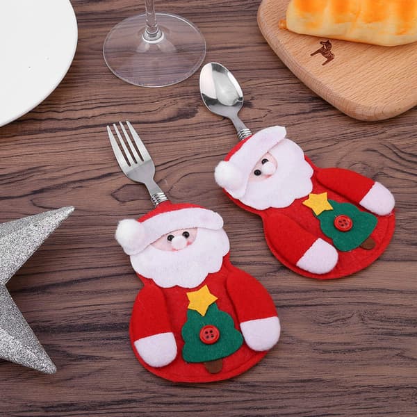 Två julbestickfickor, dekorerade med en fin jultomtedesign