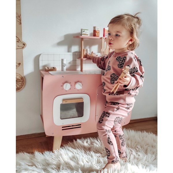 Retro träkök med förkläde och tillbehör - rosa