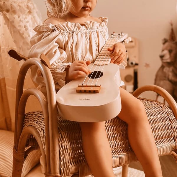 Rosa Ukulele För Barn - Träinstrument Från Mamabrum