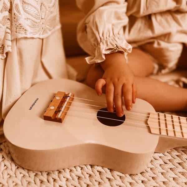 Rosa Ukulele För Barn - Träinstrument Från Mamabrum