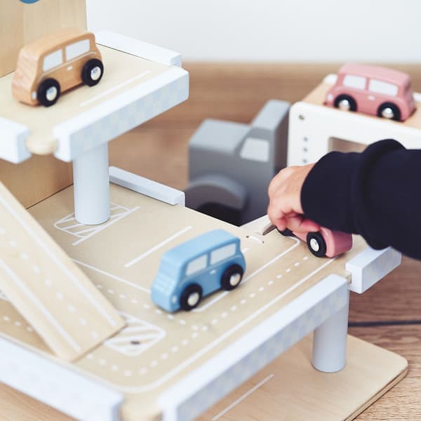 Parkeringsplads i træ i tre niveauer med elevator - garage til biler og helikopter
