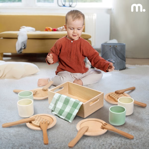 Barnlunchset i trä med gröna bordsunderlägg