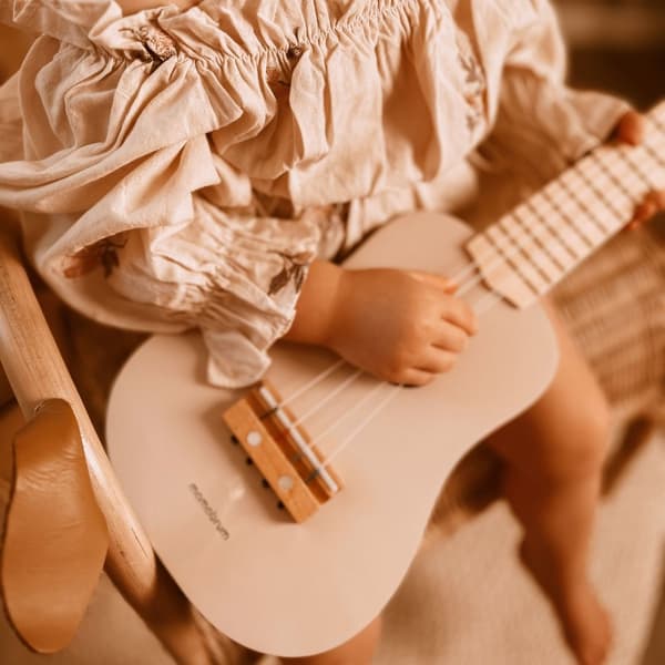 Træbørneguitar Ukulele i Rosa fra Mamabrum