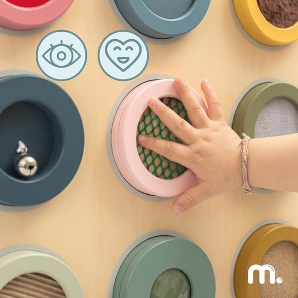 Mamabrum Montessori aistitaulu 9 tekstuurilla ja seinäkehyksellä