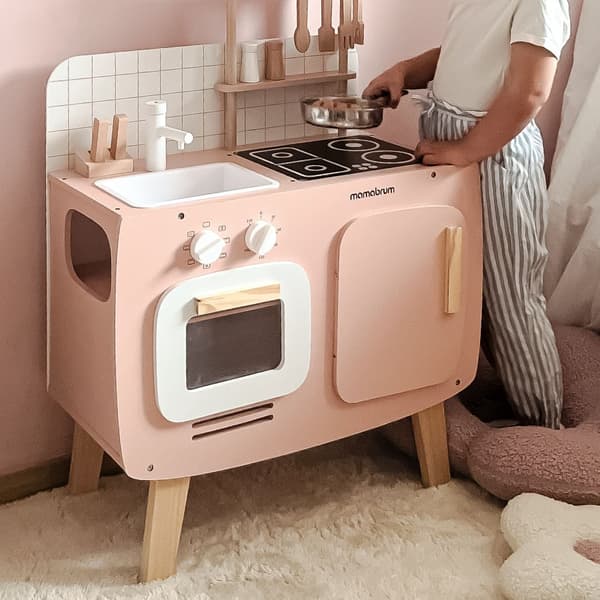 Retro træ køkken med forklæde og tilbehør - pink