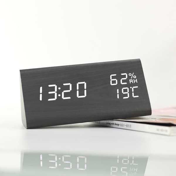 Multifunktionell röststyrd väckarklocka, energibesparande ABS-bordsklocka med tydlig LED-display för hemmets sovrum