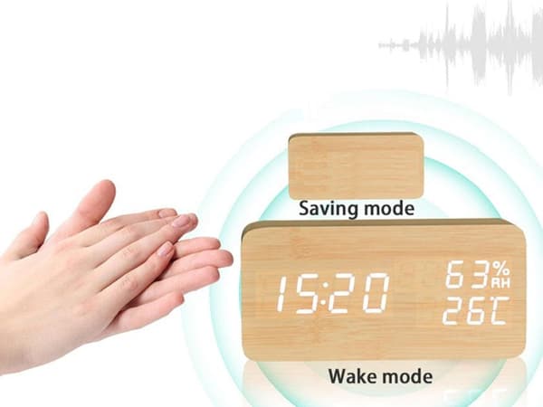Digital vekkerklokke med LED-skjerm og termometer, trefinish, lydaktivert, USB