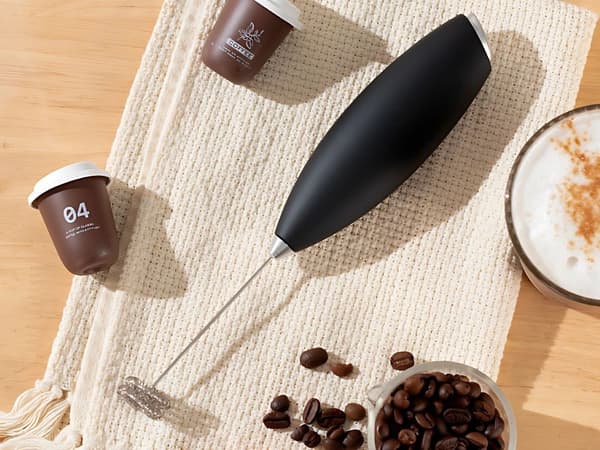 Elektrisk mælkeskummer med stativ, mini håndholdt skummaskine til kaffe latte cappuccino