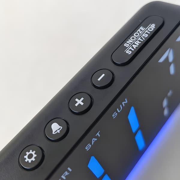 Digital väckarklocka med datum och temperatur, LED-display, dubbla larm, USB-driven, batteribackup, blå