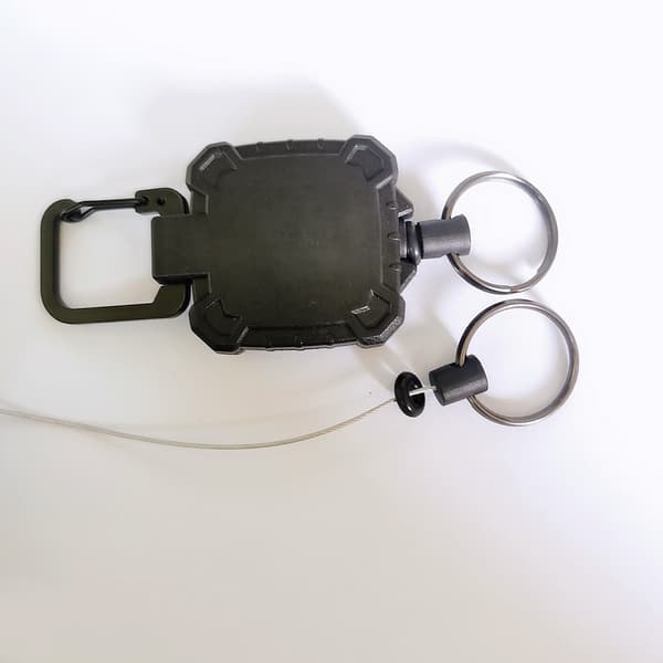 Udtrækkelig nøglering med karabinhage, rustfri stålwire, 60 cm, sort, anti-tab design